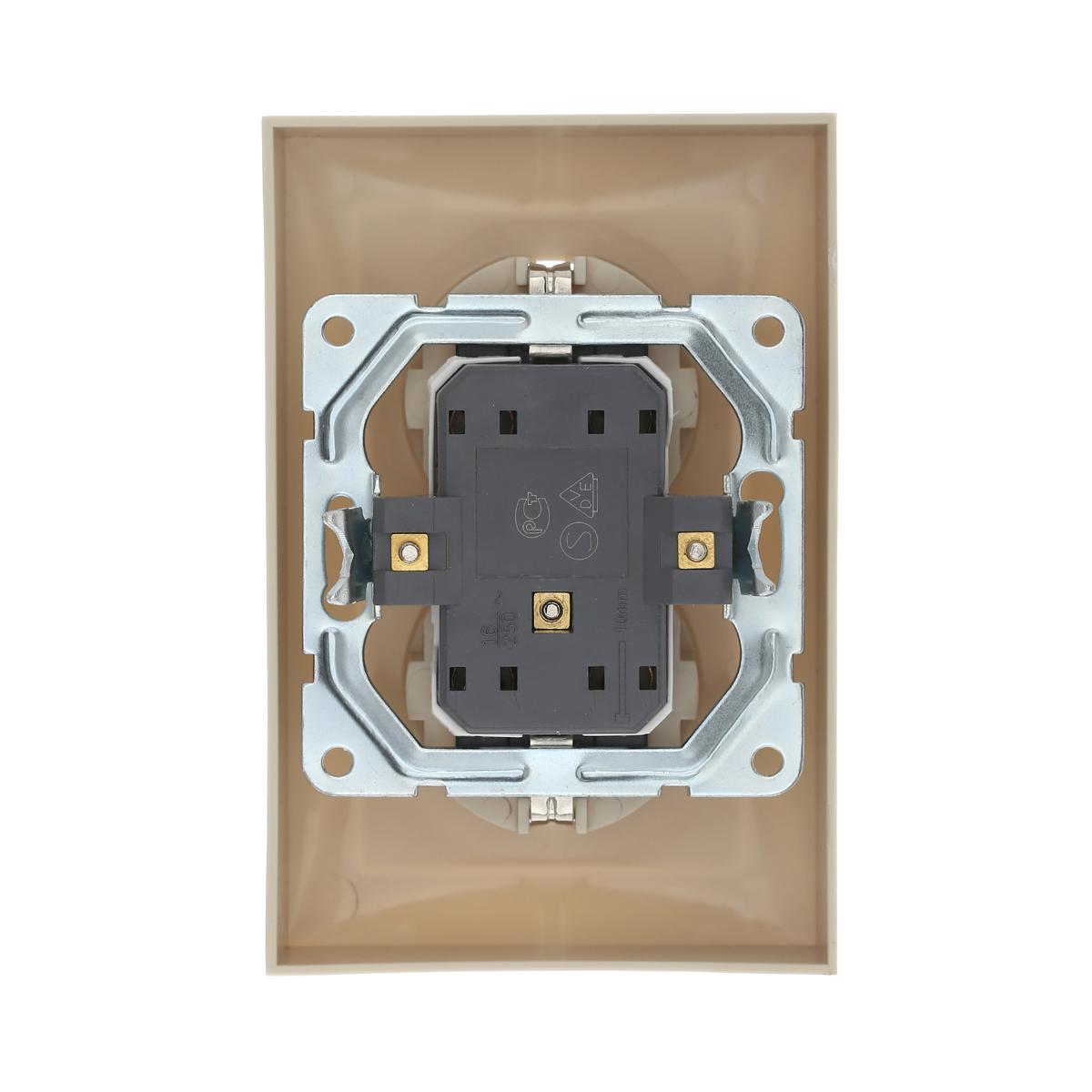 фото розетка lk studio двойная прямая с з/к, со шторками (бежевый) lk60 863701-1 | 220svet.ru